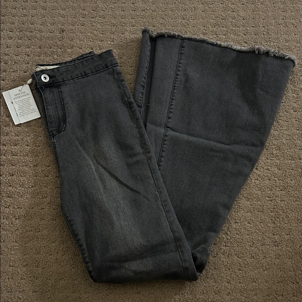 Stylish Black Frayed Hem Women Jeans (Never Worn)
